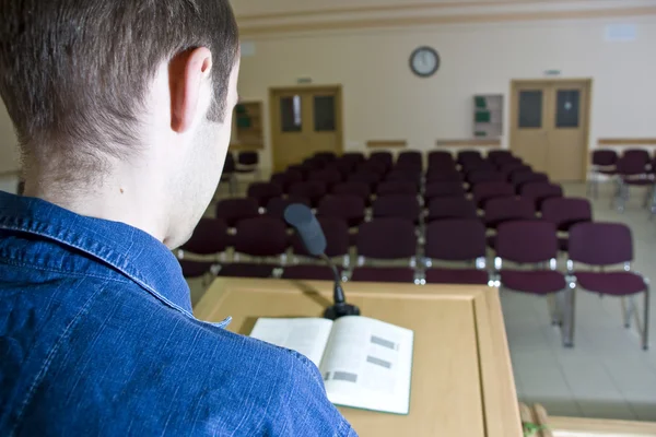 Orador no trabalho e auditório vazio — Fotografia de Stock
