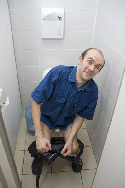 Испуганный человек в туалете — стоковое фото