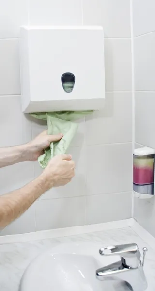 Using paper towel — Stock Photo, Image