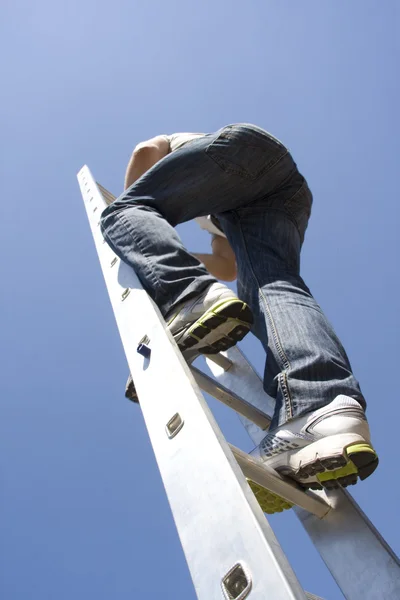 Muž šplhací žebřík — Stock fotografie