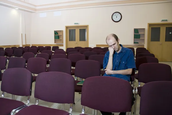 Langweiliger Vortrag. Einsamer schlafender Student in leerem Hörsaal — Stockfoto