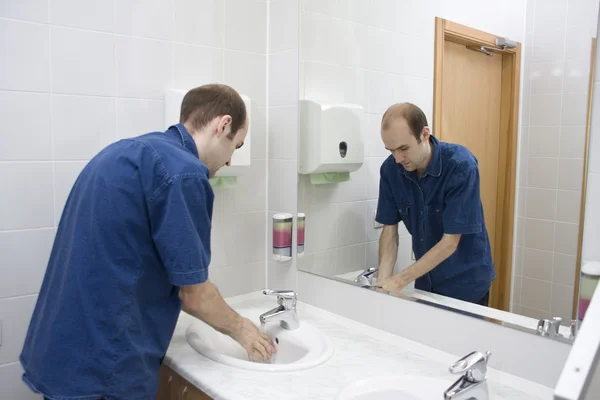 Hombre lavándose las manos —  Fotos de Stock