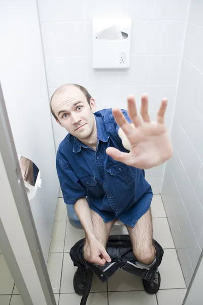 Homem assustado na casa de banho — Fotografia de Stock