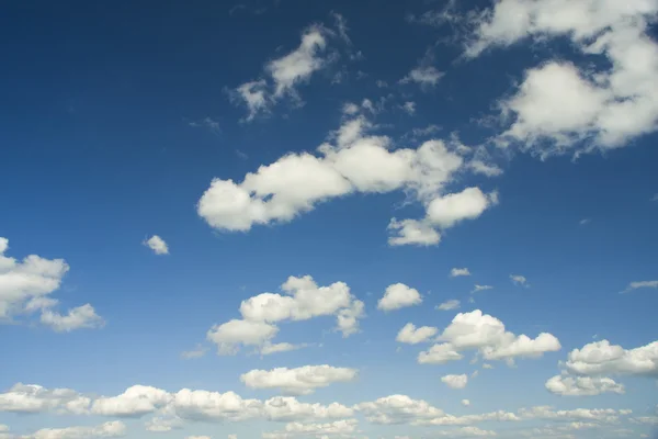 Голубое облачное небо — стоковое фото