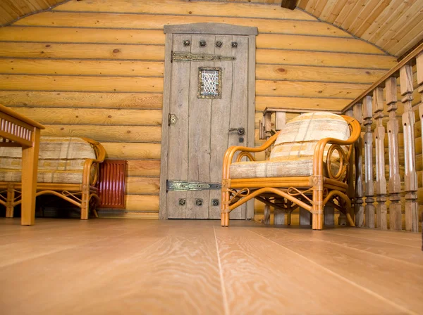 Móveis de vime no interior da sala de madeira — Fotografia de Stock