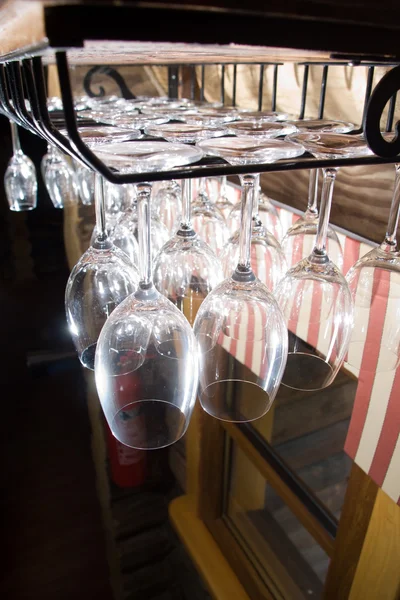 Bicchieri da vino in cremagliera — Foto Stock
