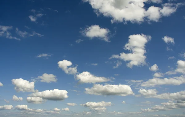 Błękitne niebo pochmurne — Zdjęcie stockowe