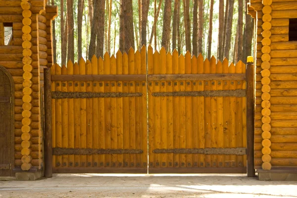 Velké dřevěné brány — Stock fotografie
