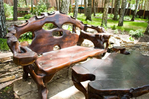 Grande panca scura in legno massello e tavolo — Foto Stock