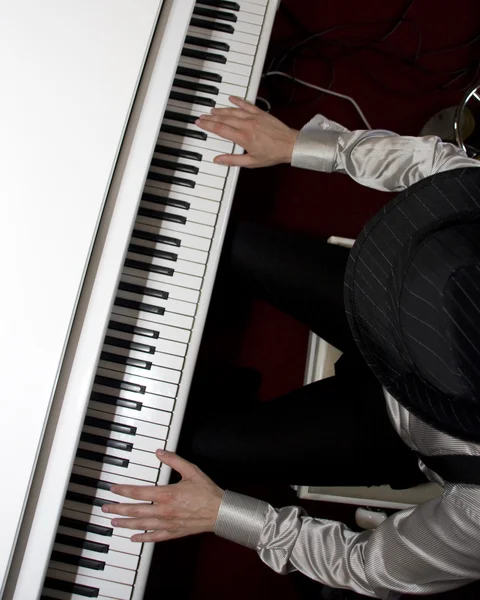 Tocando el piano — Foto de Stock