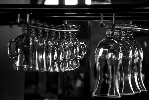 Koktejlové sklenice v regálu — Stock fotografie