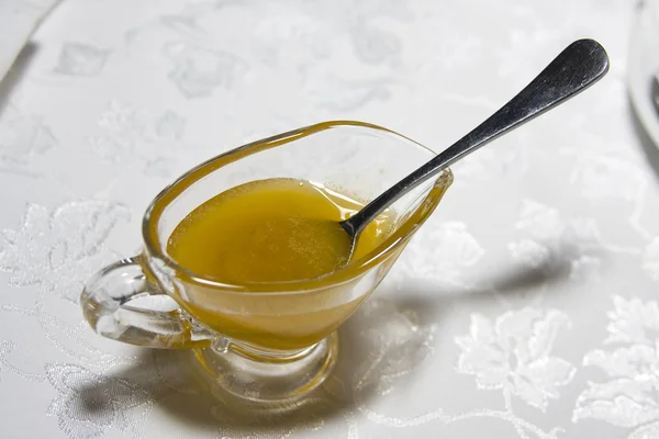 Чаша с медом и ложкой — стоковое фото