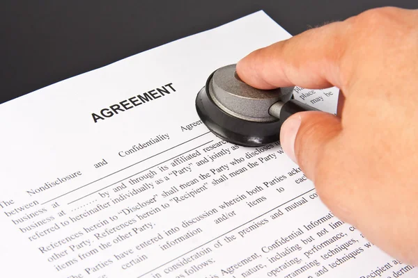 Examination of the business agreement — Stock Photo, Image