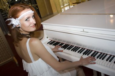retro kadın piyano