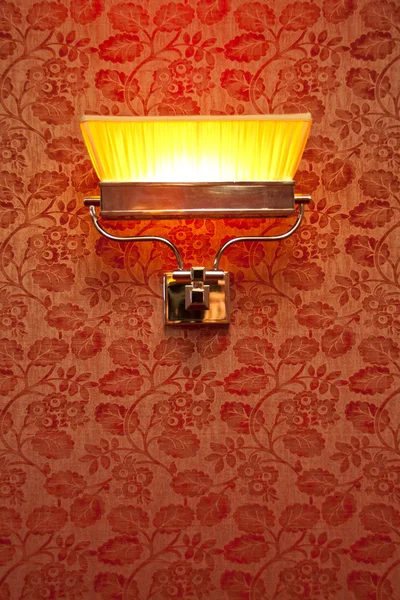 壁にヴィンテージの夜のランプ — ストック写真