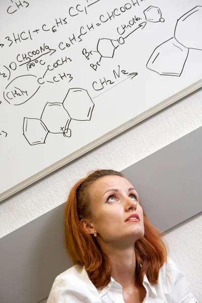 Yorgun kimyager öğrenci — Stok fotoğraf