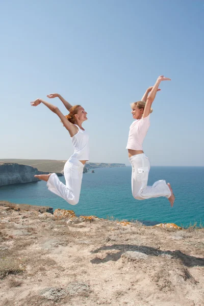 Duas mulheres saltadoras — Fotografia de Stock
