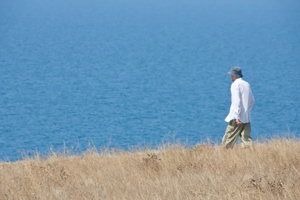 海に歩いて男 — ストック写真
