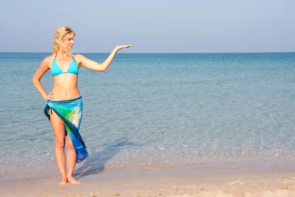 Woman in bikini presenting the sea vacation — Stock Photo, Image