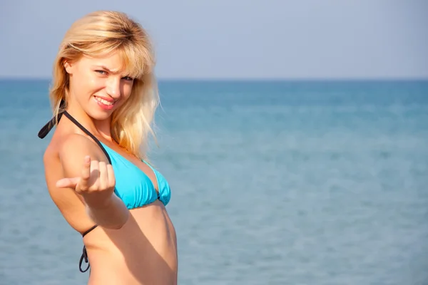 Vrouw in bikini uitnodigen naar zee — Stockfoto