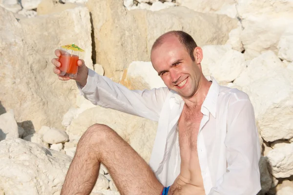 Homme avec cocktail — Photo