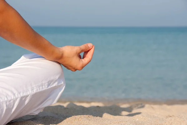 Медитация на пляже — стоковое фото