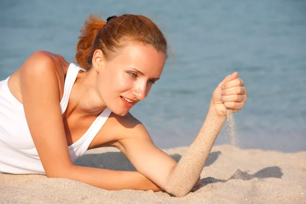 Žena s pískem v ruce — Stock fotografie