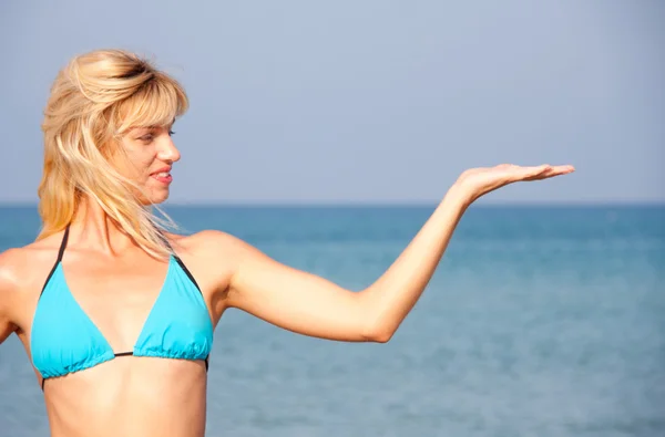 Femme en bikini présentant les vacances à la mer — Photo