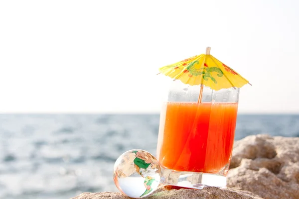 Cocktail e globo de vidro — Fotografia de Stock