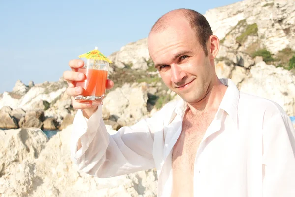 Homem com cocktail — Fotografia de Stock