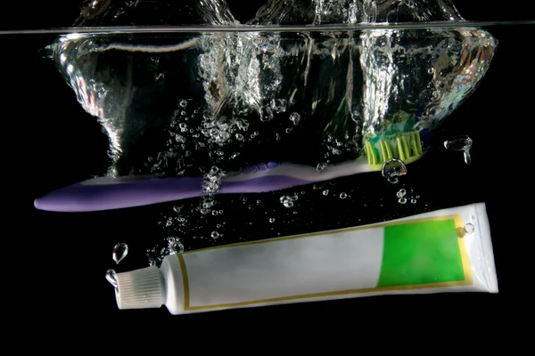Tandpasta en een tandenborstel — Stockfoto