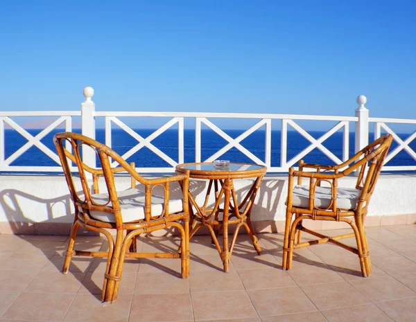 Vista mar mesa e cadeiras — Fotografia de Stock
