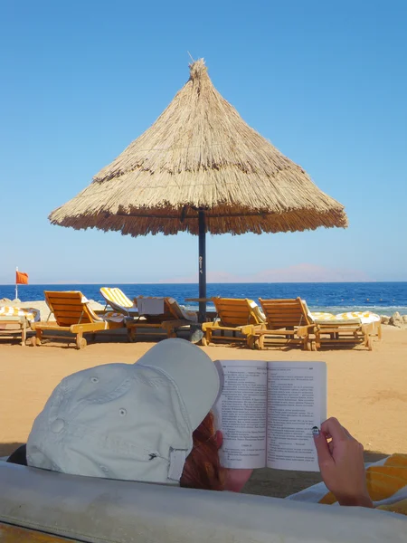 Lezen op het strand — Stockfoto