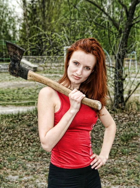 女人用斧 — 图库照片