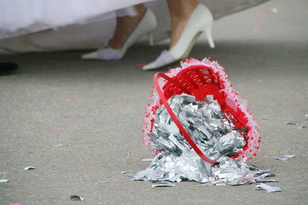 Hochzeitskorb auf dem Fußboden — Stockfoto