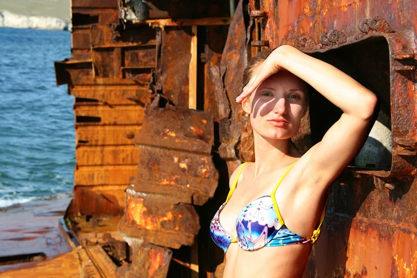 Женщина на заброшенном корабле — стоковое фото