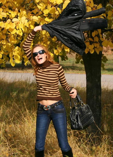 Zábava mladá žena v parku — Stock fotografie