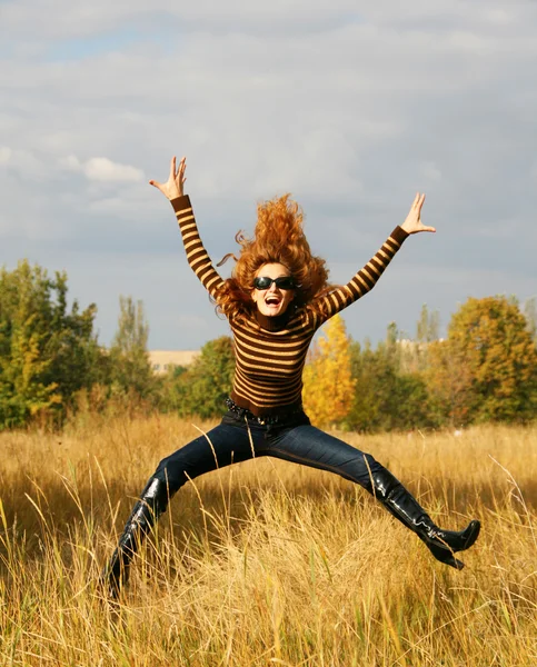 Jumping woman in park — Stock Photo, Image