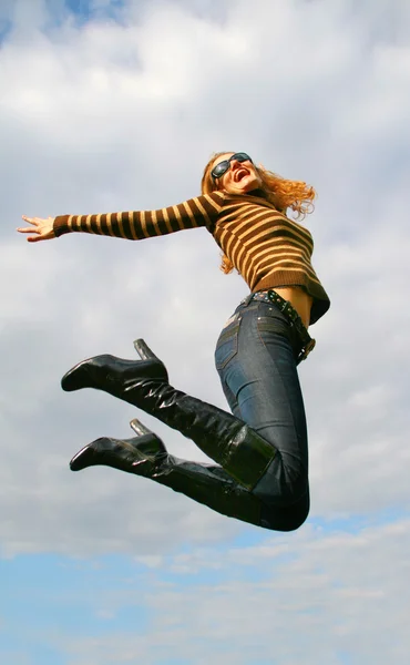 Femme ludique sautant — Photo