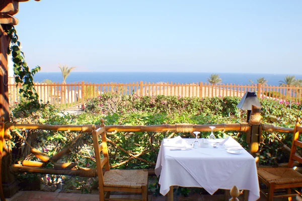 Table in outdoor resort restaurant — Stock Photo, Image