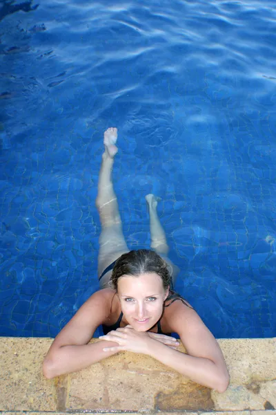 在游泳池中的女人 — 图库照片