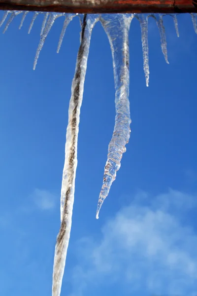 Çatıda buz saçakları — Stok fotoğraf