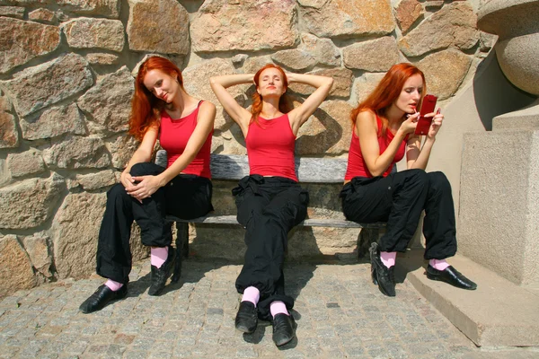 Three women on park bench — Stock Photo, Image
