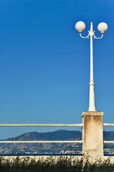 Lâmpada de rua no passeio marítimo — Fotografia de Stock