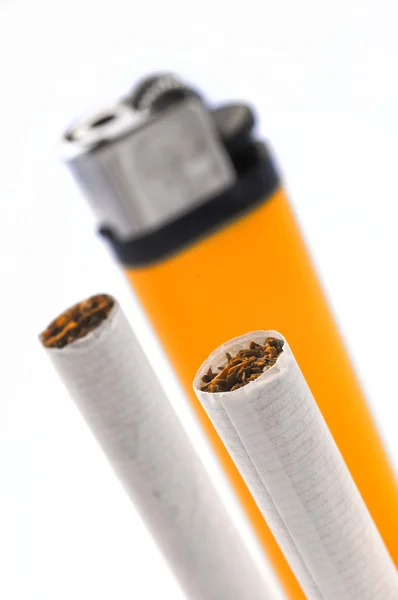 Сигареты и зажигалка — стоковое фото