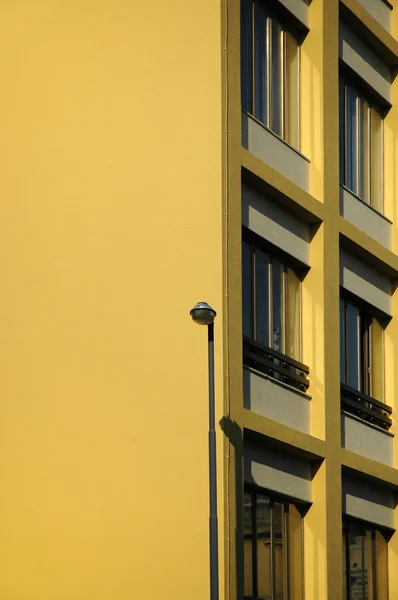 Edifício amarelo — Fotografia de Stock