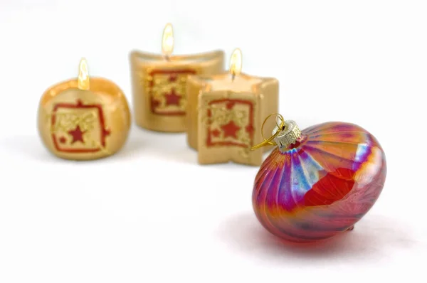 Kerstbal en kaarsen — Stockfoto