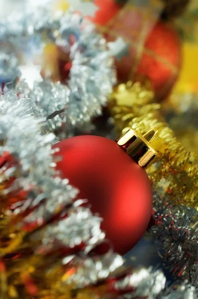 Bola de Navidad entre oropel — Foto de Stock