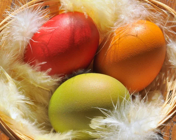 Пасхальные яйца солнечные — стоковое фото