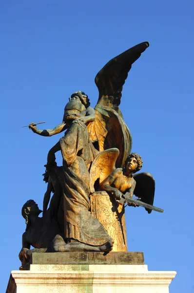 雕像在维克托 · 伊曼纽尔纪念碑 — 图库照片